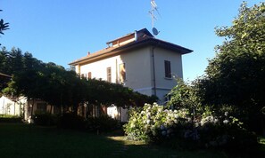 Exterior - SWANLAKE ROOMS "FAMILY SUITE" breakfast included 5 min from the lake side (Nebbiuno)