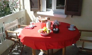 Outdoor dining - SWANLAKE ROOMS "FAMILY SUITE" breakfast included 5 min from the lake side (Nebbiuno)