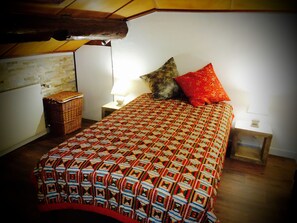 2 bedrooms, WiFi, bed sheets - SWANLAKE ROOMS "FAMILY SUITE" breakfast included 5 min from the lake side (Nebbiuno)