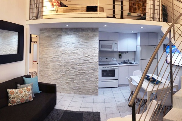 Area de sala con smart TV, sofa cama Queen en el que puede acomodar a 2 personas