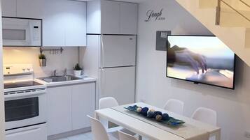 Geladeira, micro-ondas, cooktop, cafeteira/chaleira