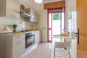 Réfrigérateur, four, plaque de cuisson, cafetière/bouilloire