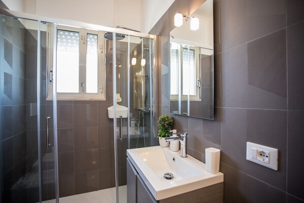 Dusche, Haartrockner, Bidet, Shampoo