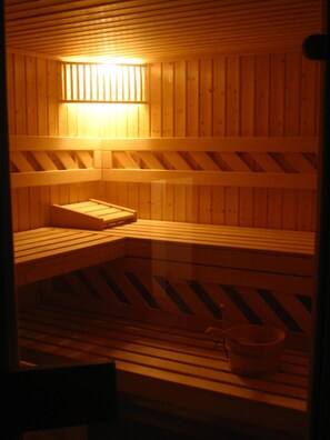 Sauna - Cozy, Spacious Chalet with Sauna and Fireplace (Les Allues)