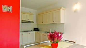 Kühlschrank, Ofen, Geschirrspüler, Esstisch