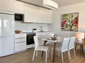 Frigorífic, microones, forn i placa de cuina 