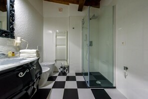 Een haardroger, handdoeken