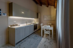 Geschirrspüler, Wasserkocher mit Kaffee-/Teezubehör