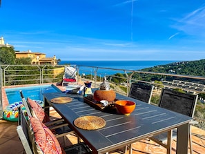 تناول الطعام بالخارج