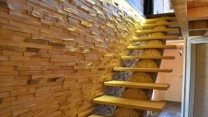 Een trap met houten treden en een muur van houten planken.