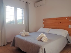 2 chambres, coffre-fort, fer et planche à repasser, lit de bébé portatif