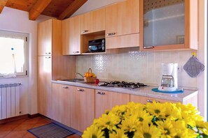 Frigorifero, forno, piano cottura, lavastoviglie