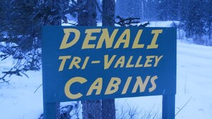 Schild für Denali Tri-Valley Cabins.