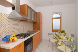 Un four, surface de cuisson, lave-vaisselle, cafetière-théière