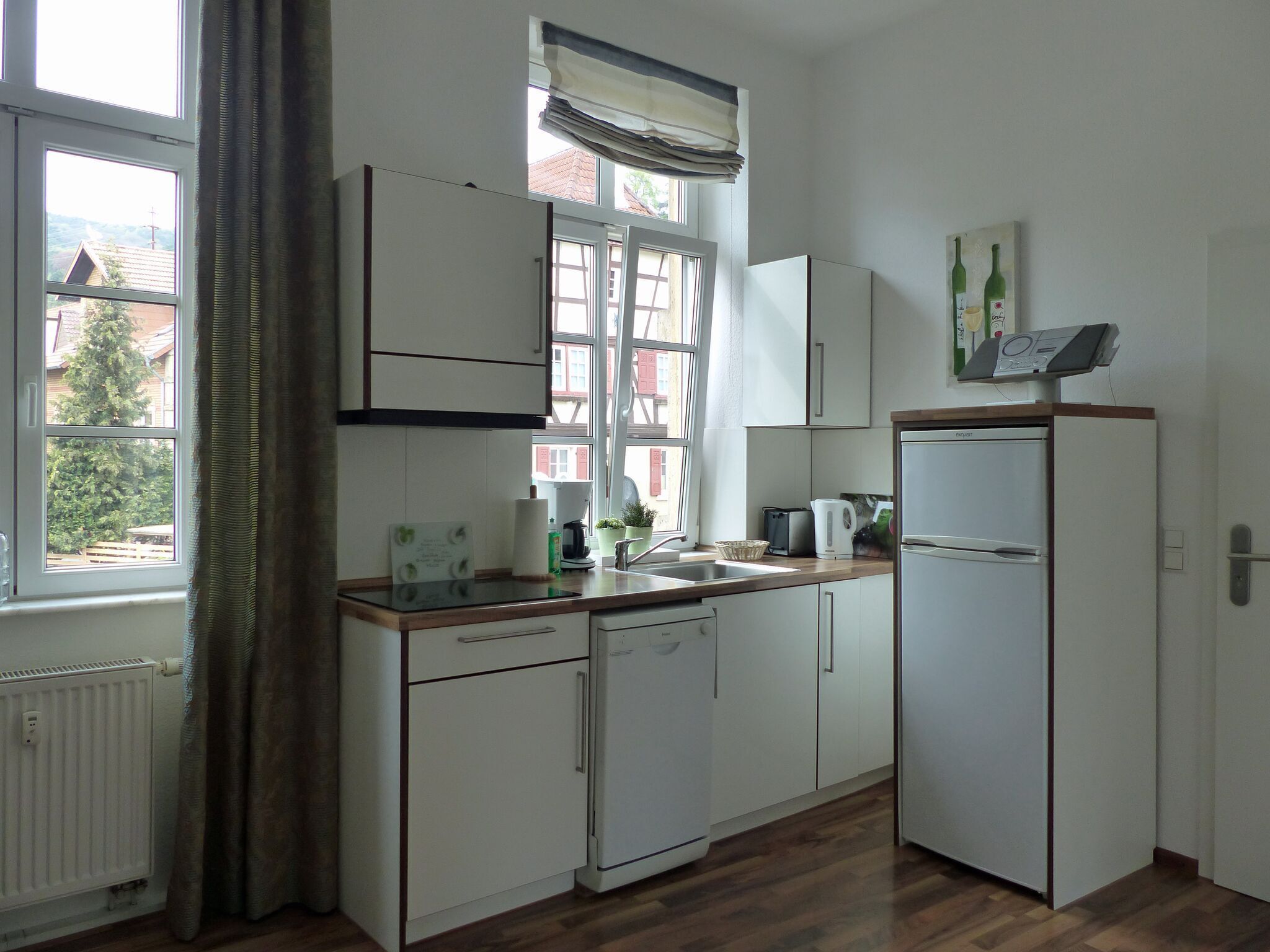 Kylskåp, mikrovågsugn, spishäll och diskmaskin