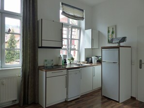 Jääkaappi, mikroaaltouuni, liesi, astianpesukone