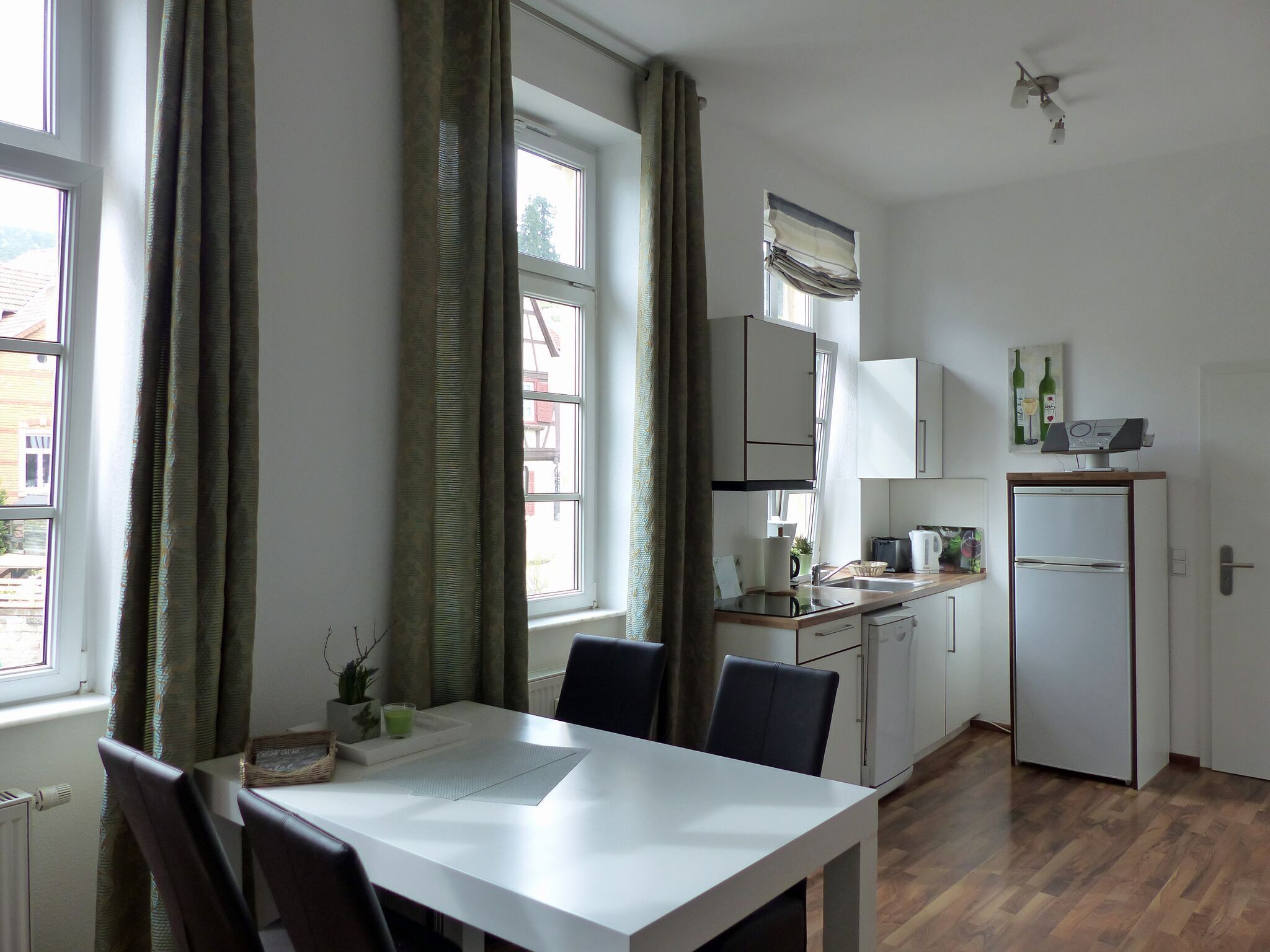 Kühlschrank, Mikrowelle, Herdplatte, Geschirrspüler