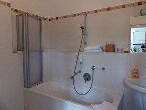 Baignoire, sèche-cheveux, serviettes fournies, savon