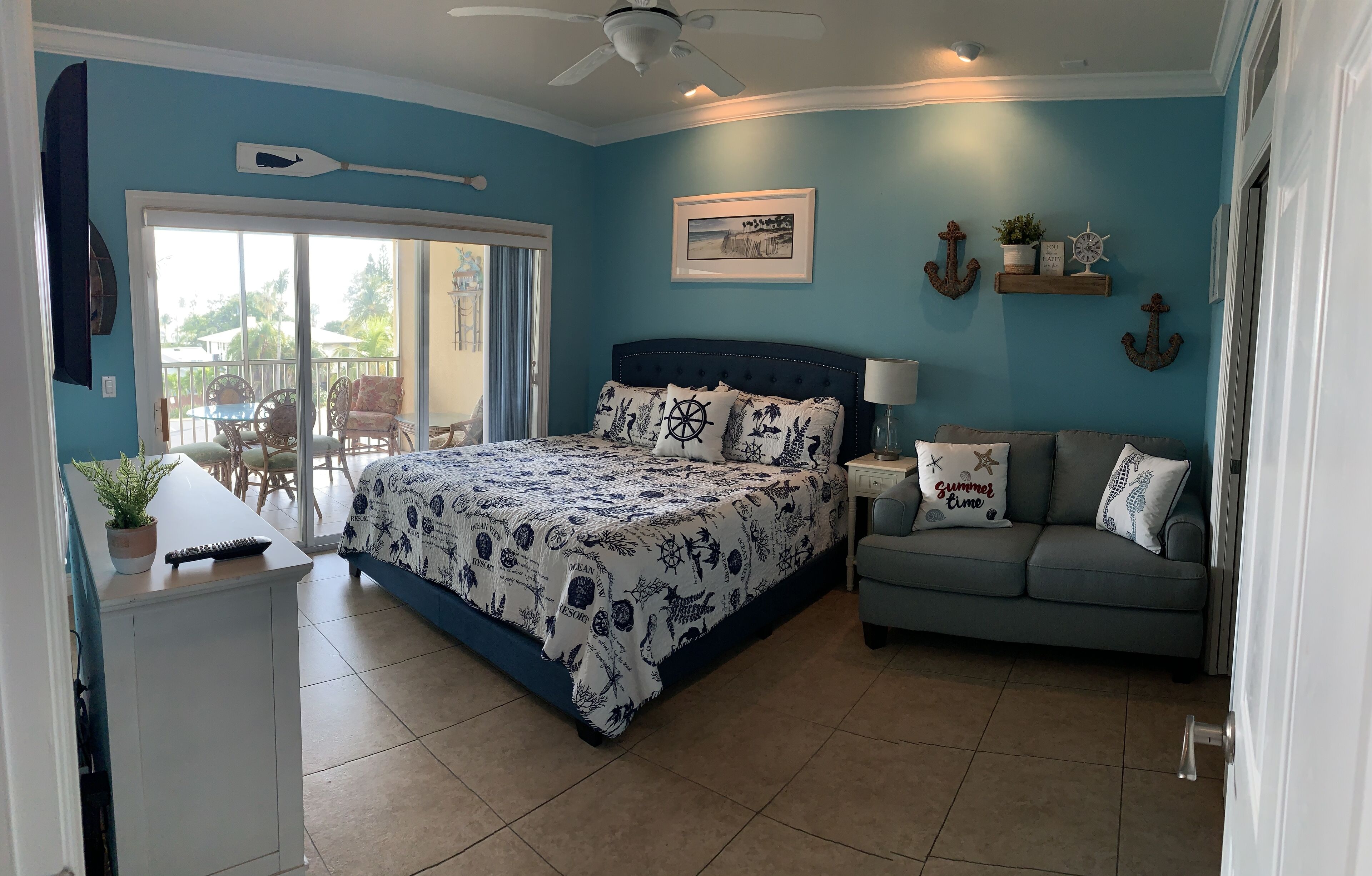 1 habitación, tabla de planchar con plancha, cuna de viaje y wifi 