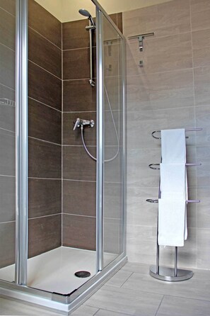Haartrockner, Handtücher, Toilettenpapier
