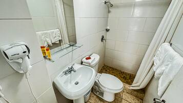 Suihku, hiustenkuivaaja, pyyhkeet, saippua