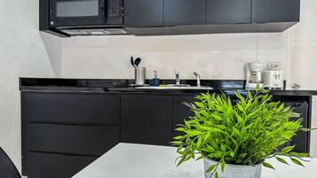 Geladeira, micro-ondas, cooktop, cafeteira/chaleira