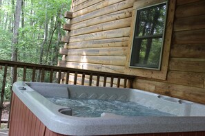 Outdoor spa tub -  Lost Paddle Beautiful 2 Bedroom Cabin in the woods (Hico)