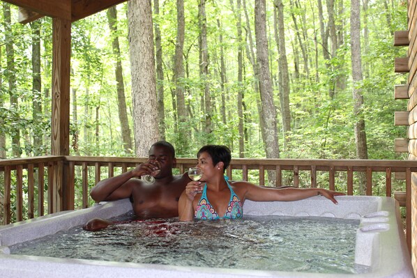 Outdoor spa tub -  Lost Paddle Beautiful 2 Bedroom Cabin in the woods (Hico)