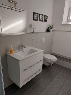 Dusche, Haartrockner, Handtücher