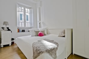 2 quartos, ferros/tábuas de passar roupa, berço de viagem