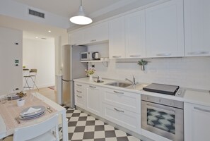 Refrigerador, microondas, horno, placa de cocina