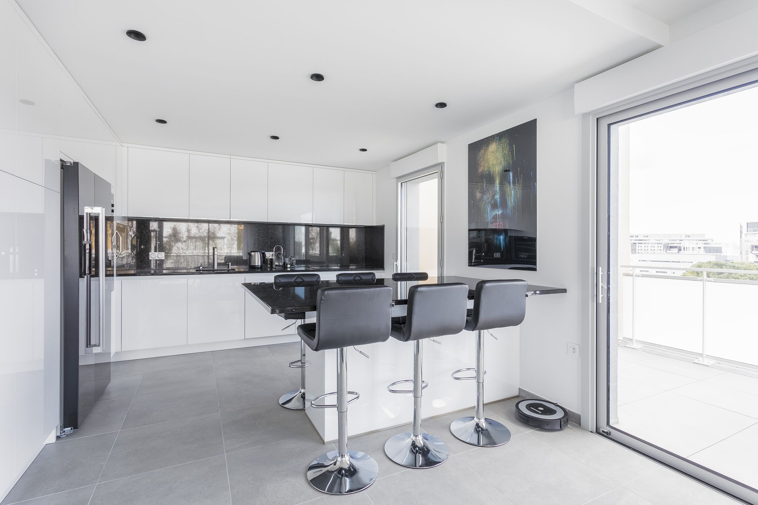 Réfrigérateur, micro-ondes, four, plaque de cuisson