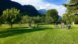 A grassy field with trees and a mountain in the background. - Cozy Apartment for Two on the Hills of Lake Garda (Toscolano Maderno)