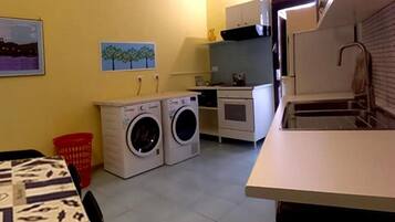 Geladeira, fogão, cafeteira/chaleira