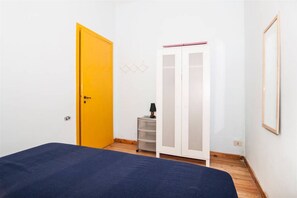 2 bedrooms, WiFi, bed sheets, wheelchair access - Iron Gate in the historic center  (Gaeta)