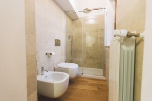 Douche, sèche-cheveux, bidet, serviettes fournies