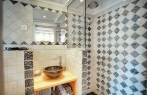 Douche, sèche-cheveux, serviettes fournies, savon