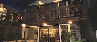 South Bayfront GEM med walkout STOR Patio + ÅPEN stue + trinn til butikker