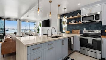 Kühlschrank, Mikrowelle, Ofen, Herdplatte