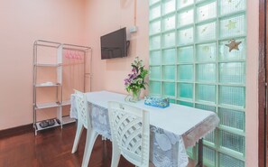 Kamar Twin Standar | Meja kerja, ruang kerja ramah laptop, dan tirai kedap cahaya