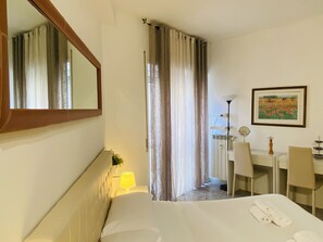 1 slaapkamer, een bureau, een strijkplank/strijkijzer, reisbedje