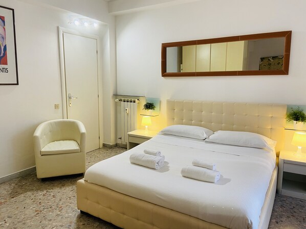 1 camera, una scrivania, ferro/asse da stiro, culla da viaggio