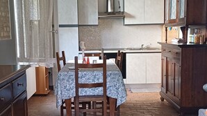 Kaffetrakter/tekoker, kjøleskap, mikrobølgeovn og kokeplater