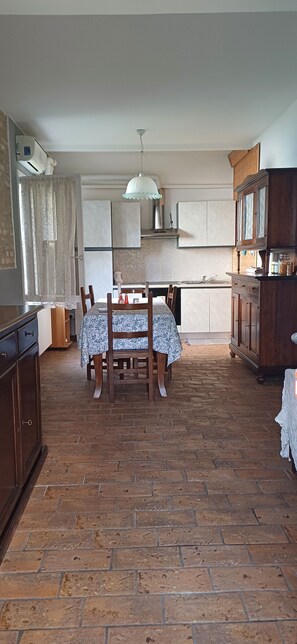 Jääkaappi, mikroaaltouuni, liesi, kahvin-/teenkeitin