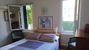 1 soverom, strykejern/-brett, wi-fi (inkludert) og sengetøy