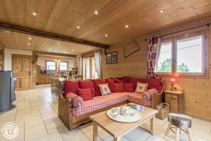 Fernseher, Kamin, DVD-Player, Bücher