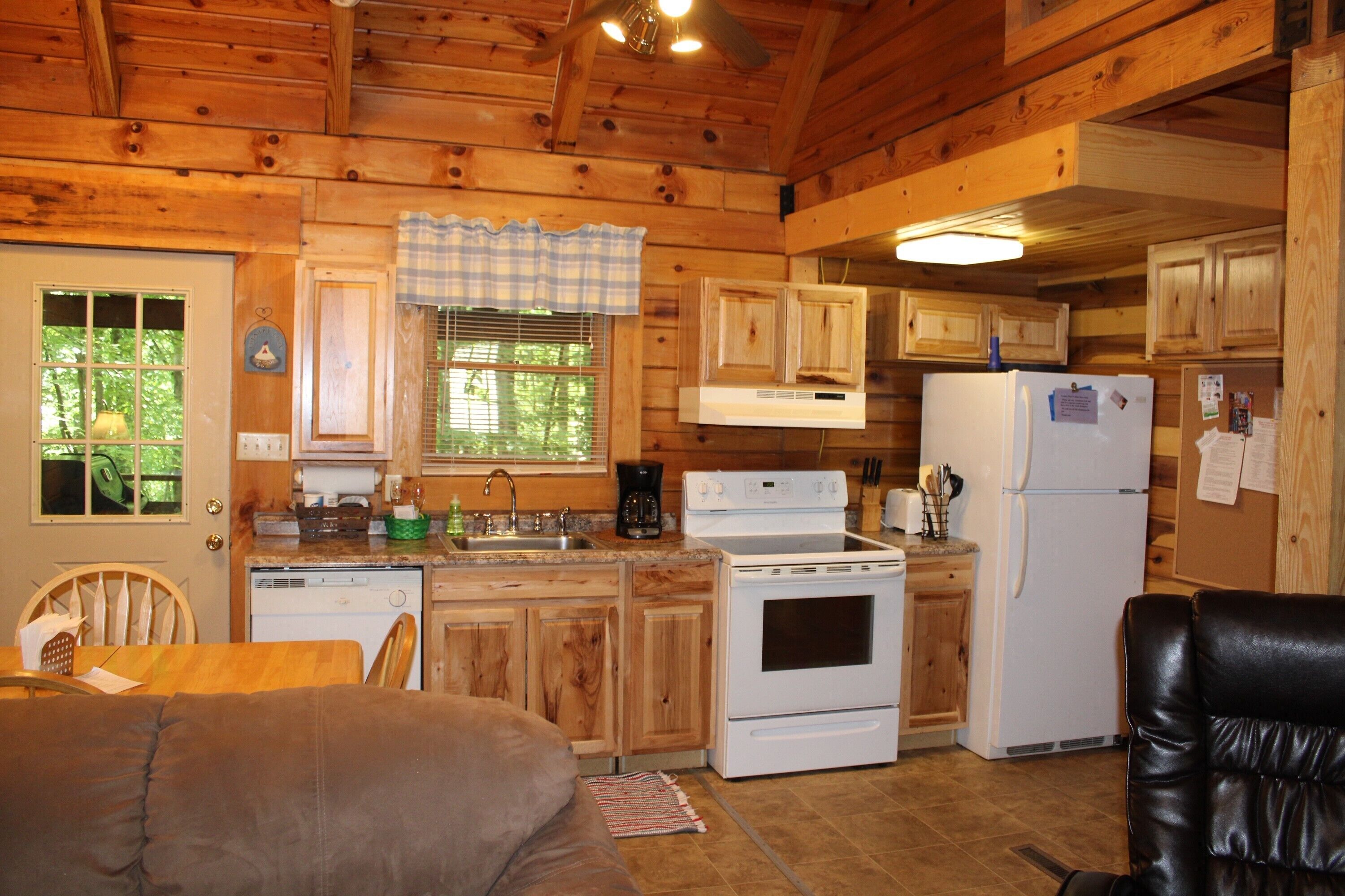 Kylskåp, mikrovågsugn, ugn och spishäll