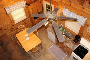 Fridge, microwave, oven, stovetop - Cherokee Family Cabin (Hico)