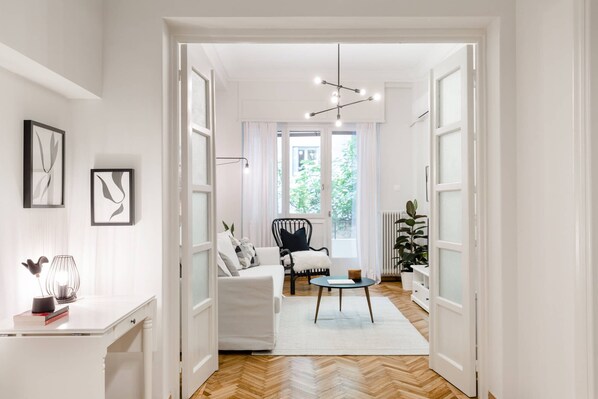 Smart TV, Netflix, books, streaming services