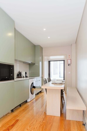 Kjøleskap, mikrobølgeovn, kokeplater og kaffetrakter/tekoker